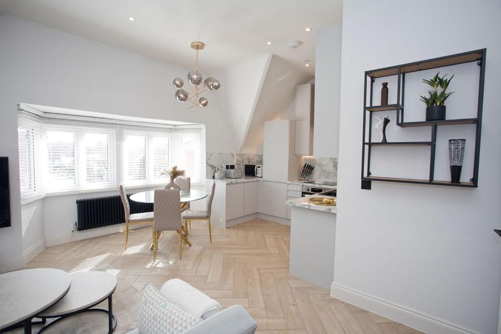 Ultra Stylish Apt Set In An Affluent Location Poole Luaran gambar