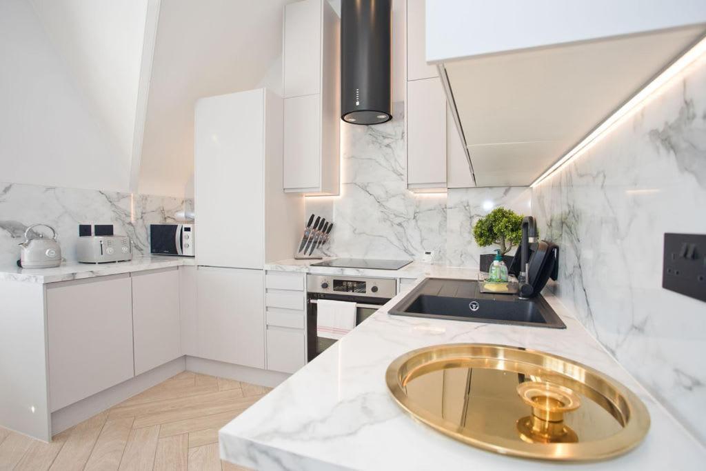 Ultra Stylish Apt Set In An Affluent Location Poole Luaran gambar