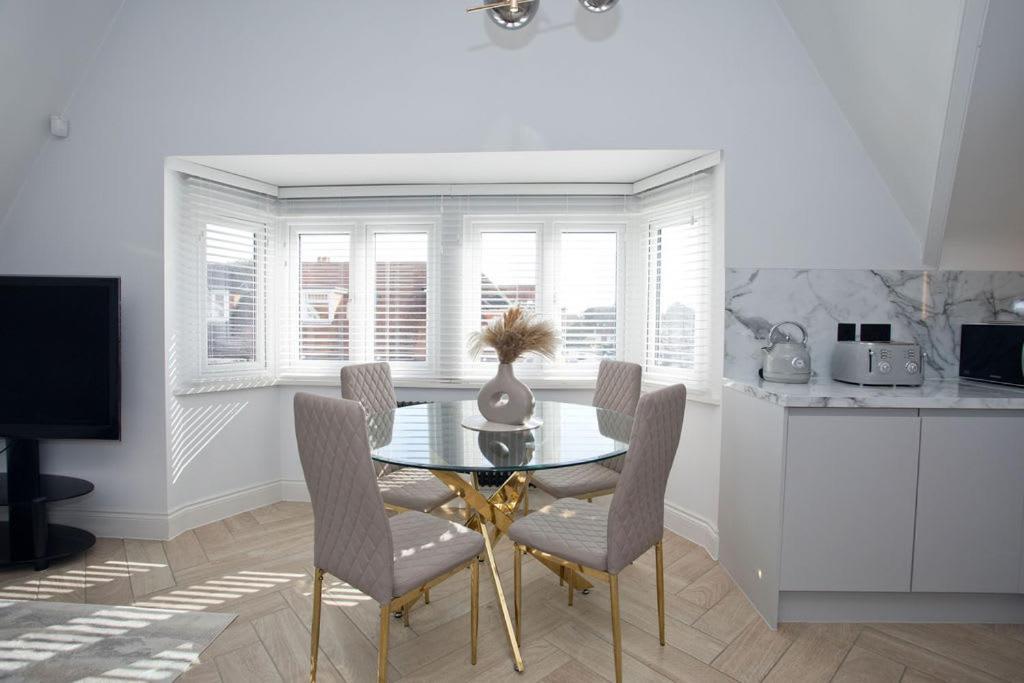 Ultra Stylish Apt Set In An Affluent Location Poole Luaran gambar