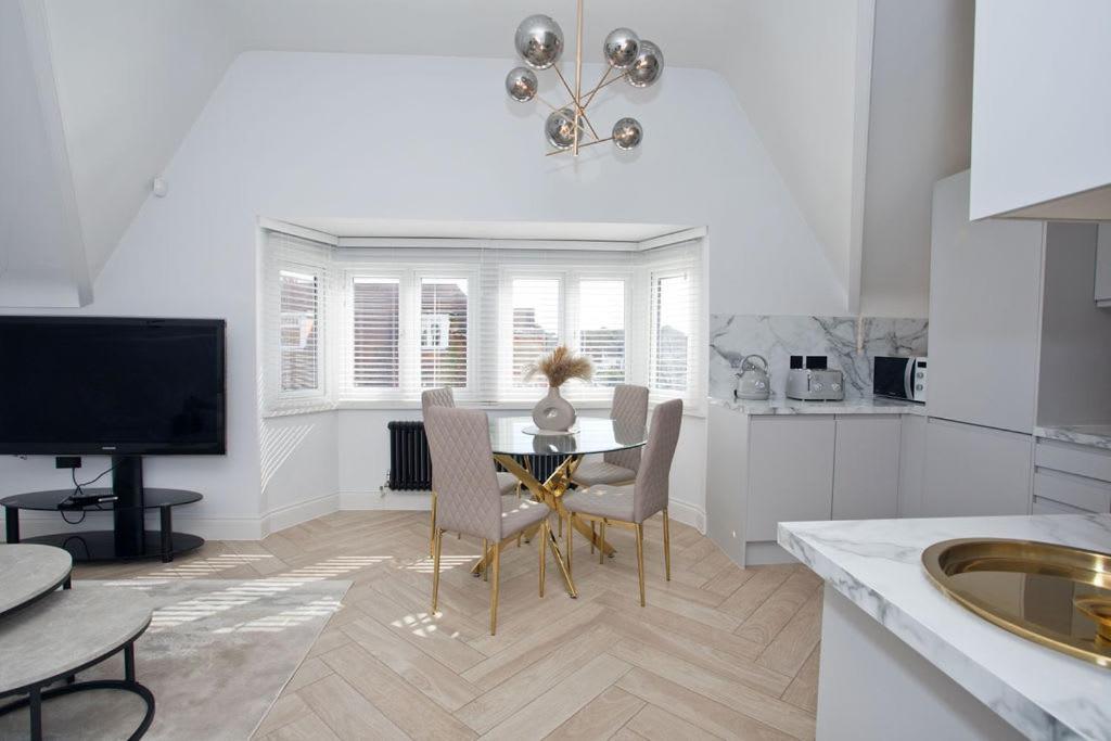 Ultra Stylish Apt Set In An Affluent Location Poole Luaran gambar